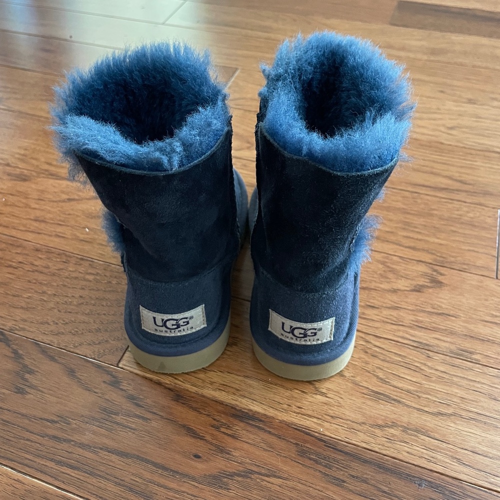 GIRLS Ugg Mini Navy Bailey Button Boots Size 9Y - Picture 3 of 8